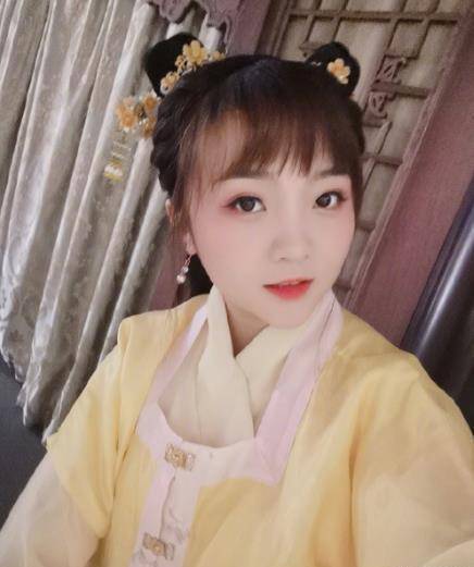 林妙可晒美照,穿一身鹅黄色汉服清新十足,减肥之后越来越漂亮