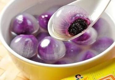 外国人第一次吃汤圆时把汤圆当成鸟蛋被网友吐槽没见识