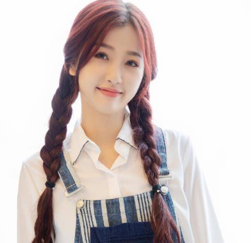 原创th9成员出席活动谢可寅长腿优越虞书欣和刘雨昕同框脸胖吃亏了