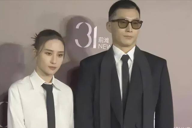 窦骁缺席何超莲与绯闻男友亲密亮相婚姻状况引关注