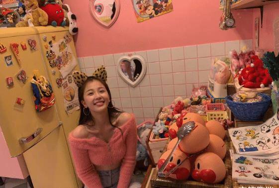 原创10厘米的毛衣长啥样看到虞书欣穿上的效果这腰是上帝亲手捏的