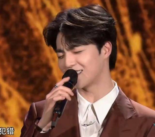 最让人心动的除了陈立农甜甜的笑容之外,在唱歌时