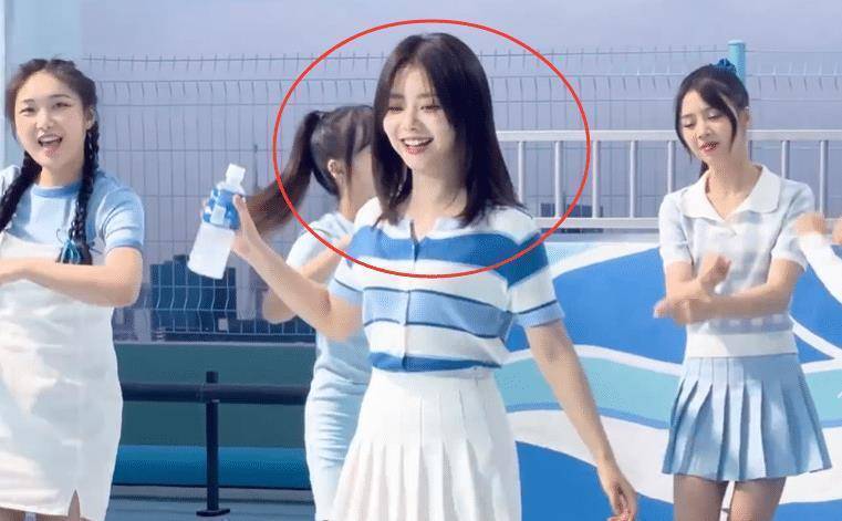 原创32岁谭松韵拍广告生图脸小又瘦又白和20岁女生同框完全不输
