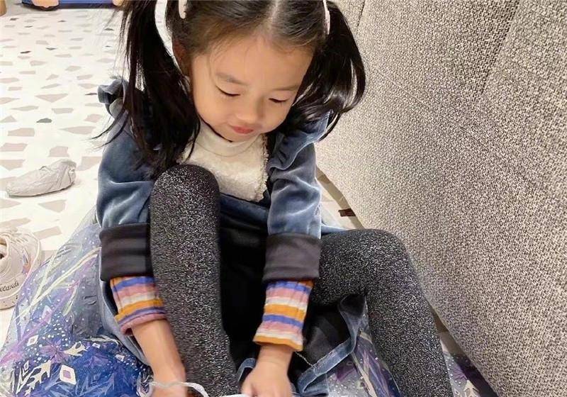 陈赫第一次晒出女儿照片名牌鞋价值上万引人瞩目