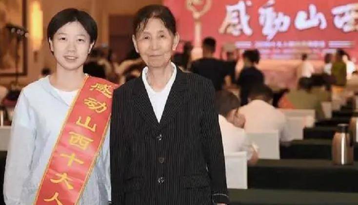 原创独臂女孩高思恩被拾荒老人收养27年读研毕业又成国家运动员