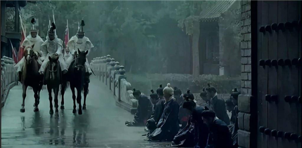 次年,南明对抗多铎所率大军战败,南京失守,南明弘光帝沦为阶下囚,南明