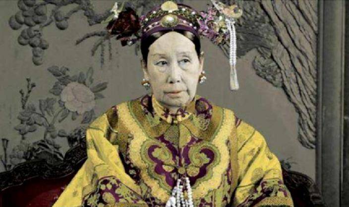 慈禧无法忍耐,便命令当地的官员,立即给她找到可以解决这一问题的人