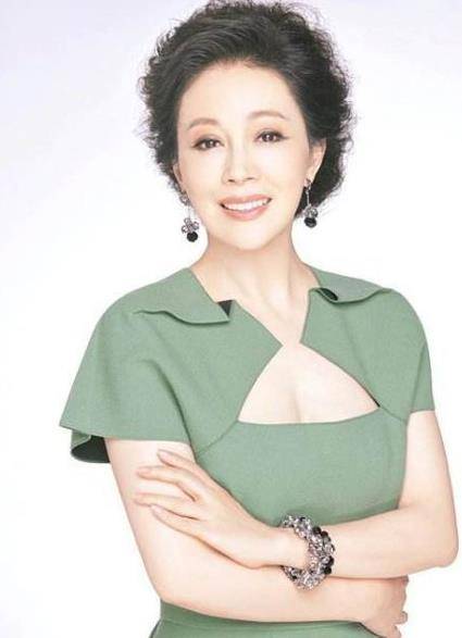 她挤走原配嫁导演,结婚19年不生娃被分手,今68岁孤单一人_邬倩倩