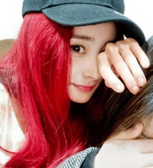 原创杨幂再登杂志画一字眉梳丸子头酷劲十足生图脚踝太细了