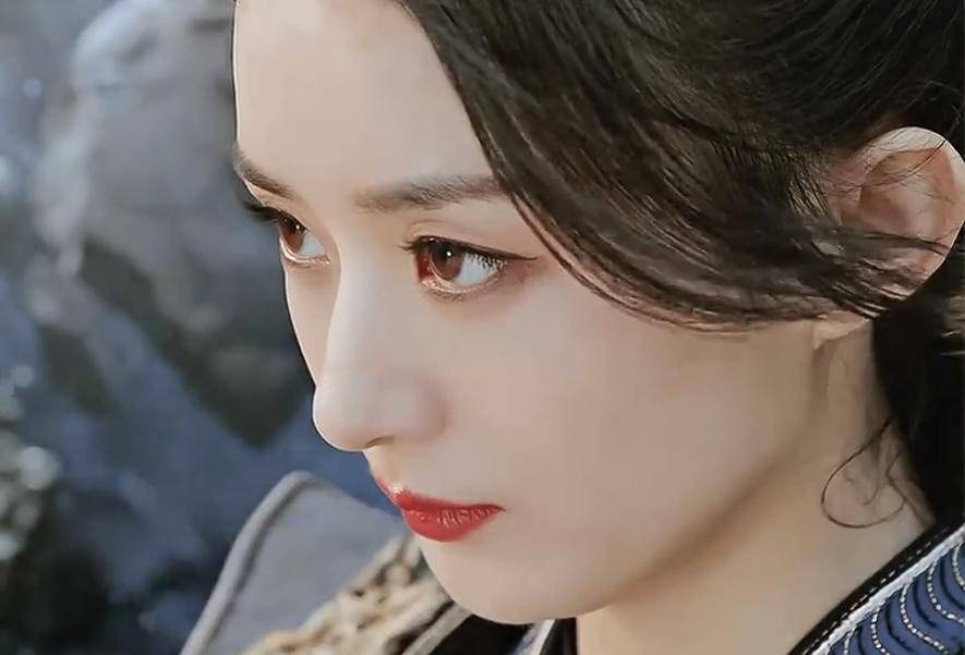 美景最是衬美人,脸颊清瘦的赵丽颖细描黛眉后褪青稚扬锐气,穿戴盔甲