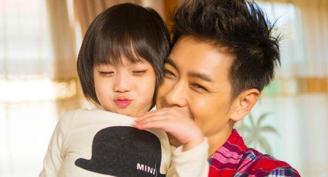 他的儿子kimi也受到林志颖的影响下,非常热爱汽车.