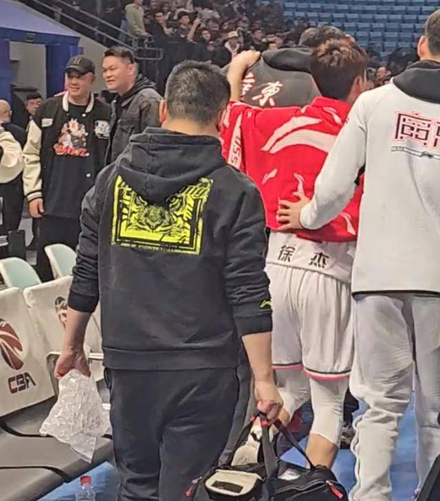 徐杰90度崴脚遭受伤势冰敷治疗后已能行走无大碍媒体披露