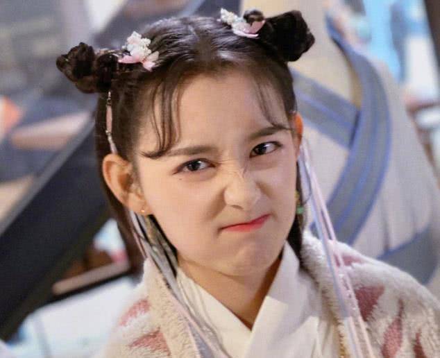 原创蒋依依晒521写真清甜气息十足梳丸子头暴露发际线问题