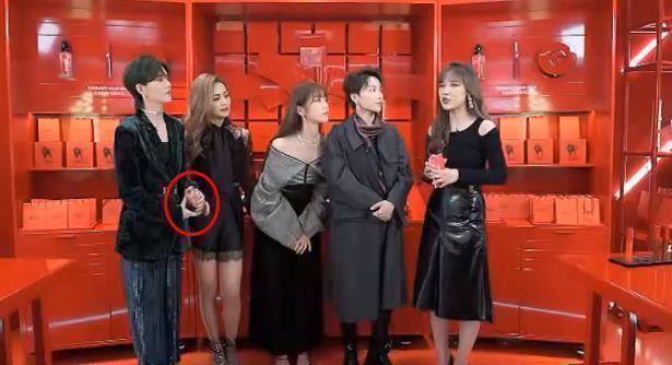 原创th9成员出席活动谢可寅长腿优越虞书欣和刘雨昕同框脸胖吃亏了