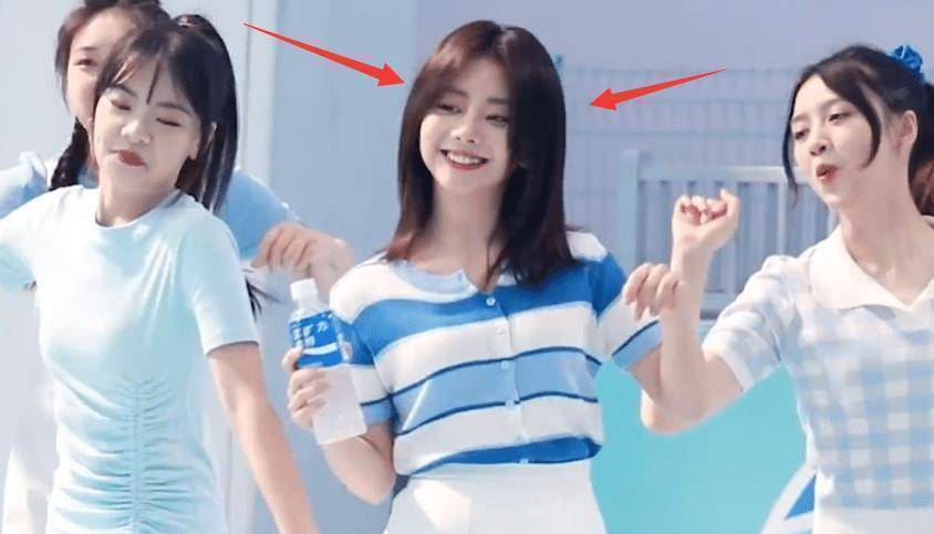 原创32岁谭松韵拍广告生图脸小又瘦又白和20岁女生同框完全不输