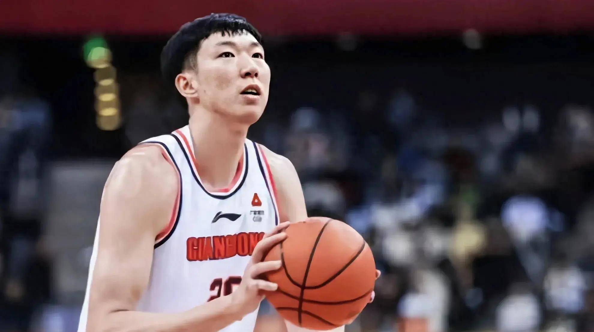 广东男篮客场击败北京首钢,开场广东的首发阵容打得不错,徐杰胡明轩