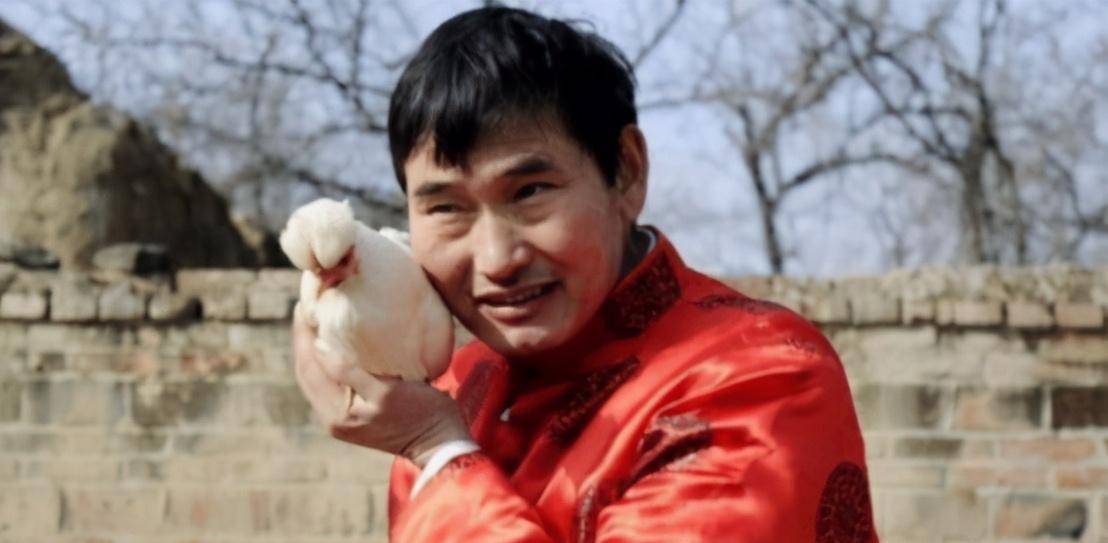 原创大衣哥小学都没毕业却能一个字卖出5万块钱比网红更受欢迎