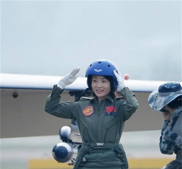 她是中国首个战机女飞行员年仅30岁逝世父母交给党不后悔