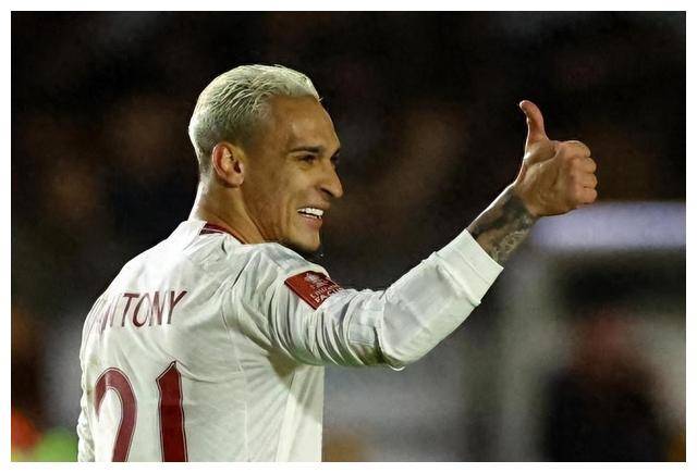 尽管他和c罗有着类似的技术特点,但菲利克斯并未适应马竞主帅西蒙尼的