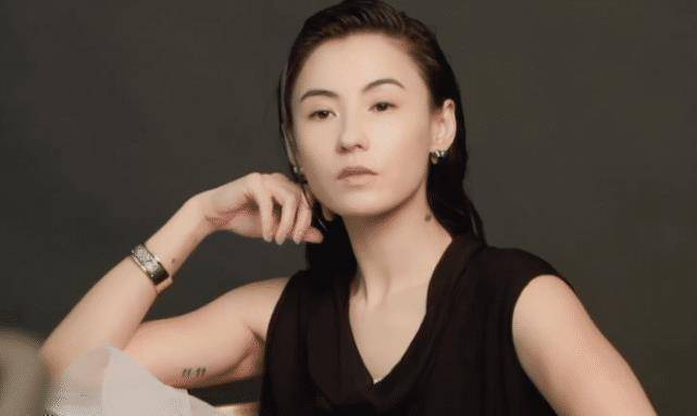 张柏芝穿无袖装拍大片,生图手臂壮实,后期却把肌肉和纹身p掉了