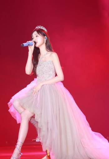 原创吴宣仪26岁生日上台演出筷子腿比p的还优越第三套纱裙又仙又美