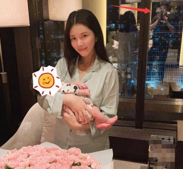 原创王灿晒女儿游泳照小蛋饺继承杜淳长腿基因小手小脚肉嘟嘟