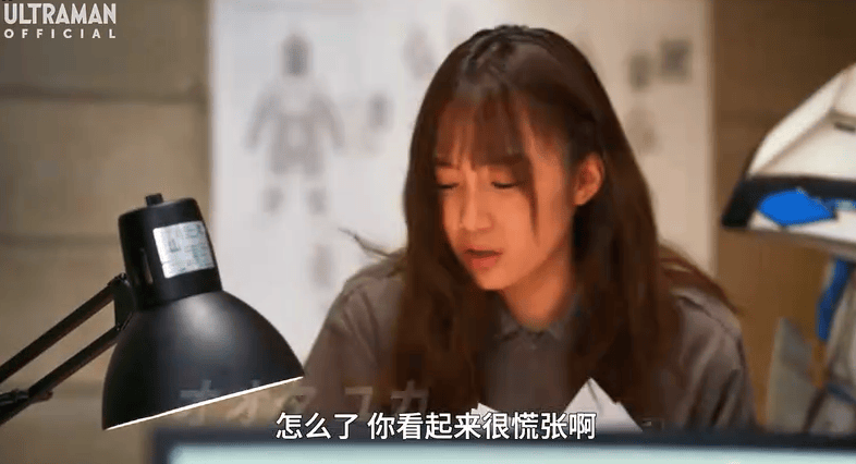 这一集刚开始,我们就看到大田结花队员非常忙碌的整理着数据资料,赶