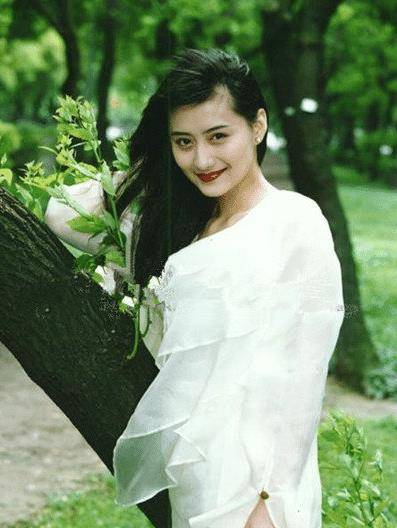 原创被称最美琼女郎今46岁依旧如少女自言喜欢书生型