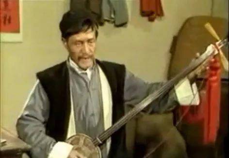 他们凭借表演多年的《摔三弦》一举成名,赵本山扮演的盲人给观众留下