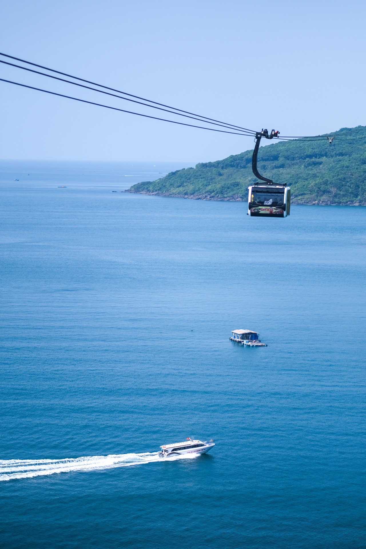 被打造为一个大型游乐园,购买缆车套票即可免费体验岛上的娱乐项目