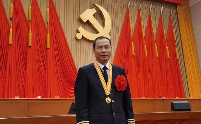 中国英雄机长刘传健:9800米高空史诗迫降,34分钟挽救1