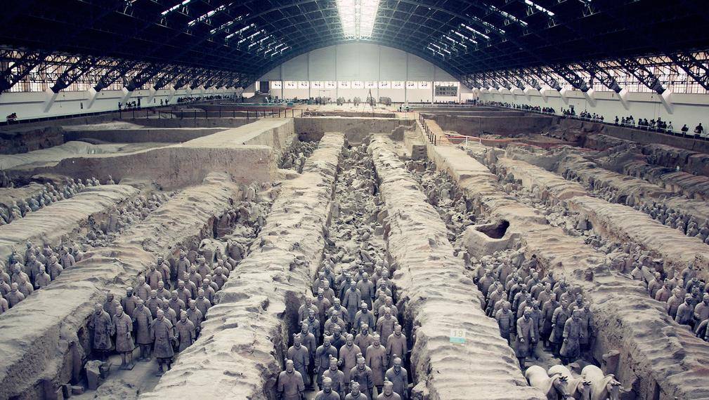 太痴迷!这名德国大学生竟自制仿真秦俑服跳进兵马俑坑,真假难辨