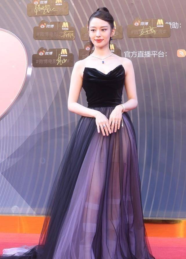 原创郎朗的钢琴家妻子太有气质了穿透视礼服裙也很高贵身材真好