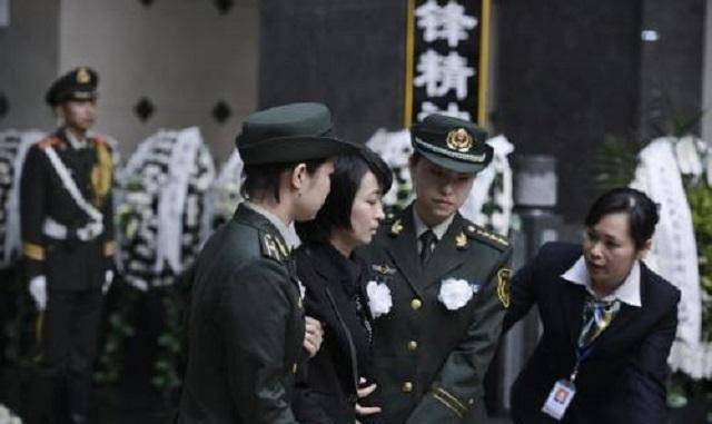 丈夫牺牲后,31岁心理学女教师被特招入伍,得到军队"特殊照顾"_庞洪雨