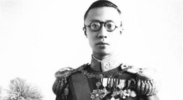 为此,他们特意安排日本侯爵嵯峨公藤的孙女嵯峨浩来做他的官配,溥杰拗