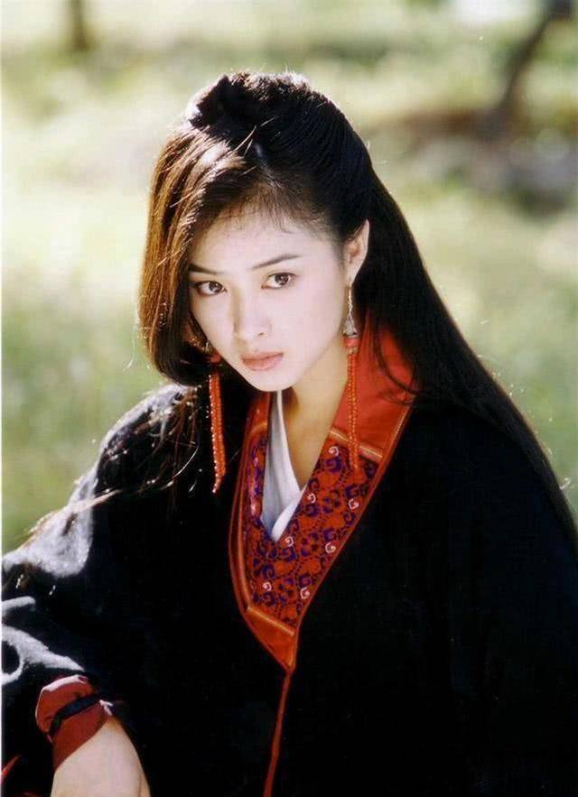 第五位:木婉清(蒋欣饰)第四位:康敏(钟丽缇饰)阿朱是由直爽率真的国民