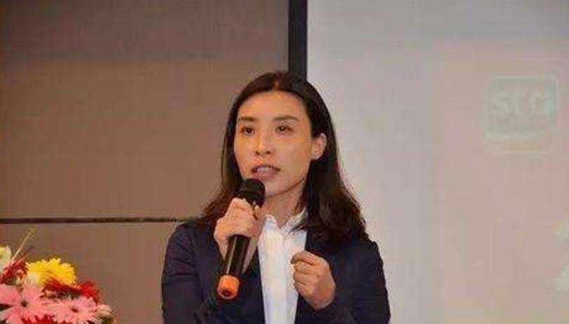 婚后,陈小英退居幕后,奚春阳担任了申通的副董事长兼总裁,在职位上