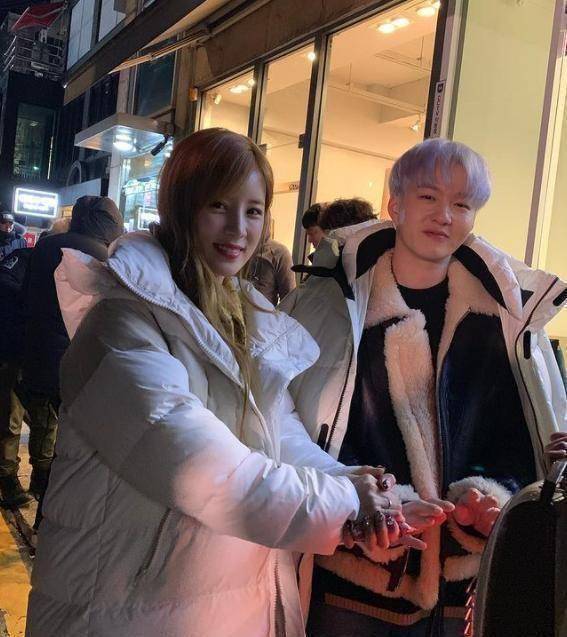 像是李昌燮为了宅女朴初珑搭桥介绍同是91line的mamamoo颂乐给她认识