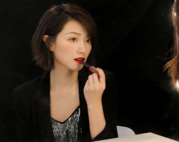 原创万茜右臂做手术后首晒照西装配红唇气场十足手打75字太敬业