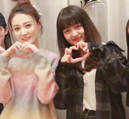 原创徐璐晒合影赵丽颖前助理大方出镜无名指戴戒指已经结婚了