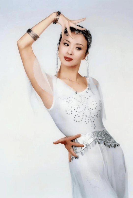 她在生命最后时刻,执意包机从美回国,5天后在故土安详离去_周洁_杨