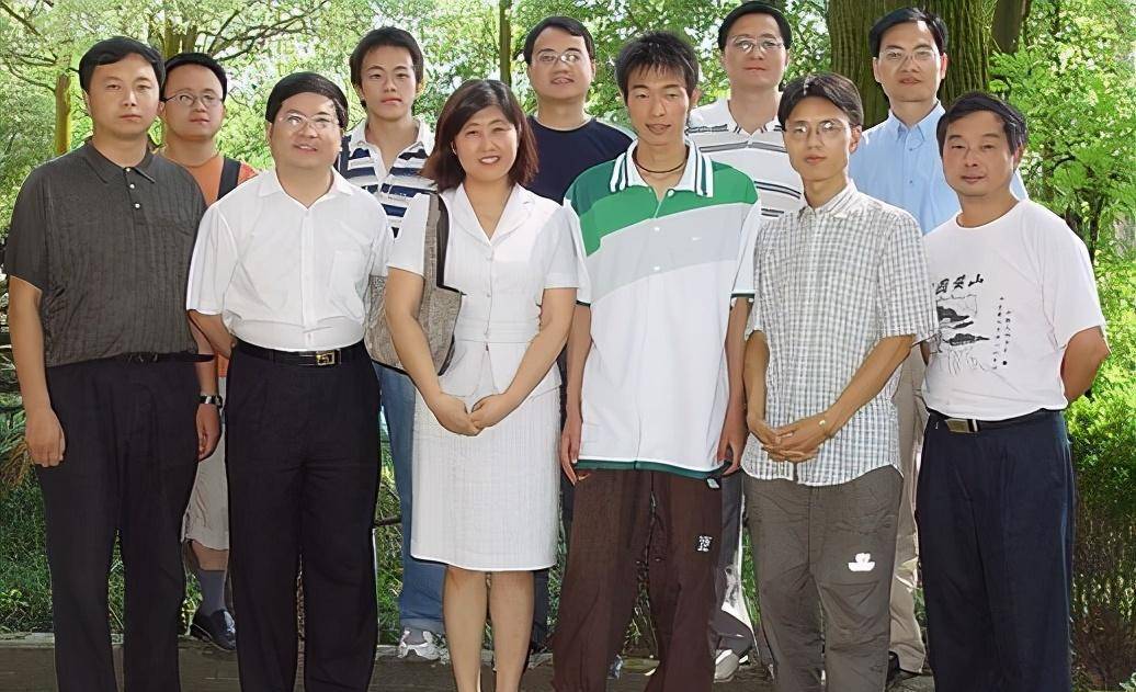 原创秦玥飞放弃百万高薪回国当村官月薪一千没房没车这是失败吗