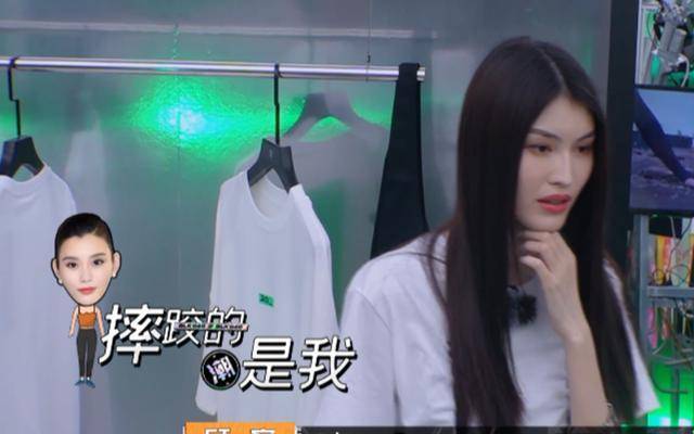 原创何穗被错认成奚梦瑶顾客当面叫摔了一跤的那个场面好尴尬