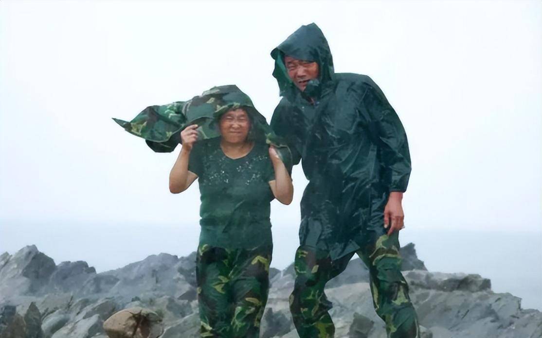 江苏夫妻为国驻守孤岛32年,没水没电没居民,深夜靠喝酒壮胆_王继才