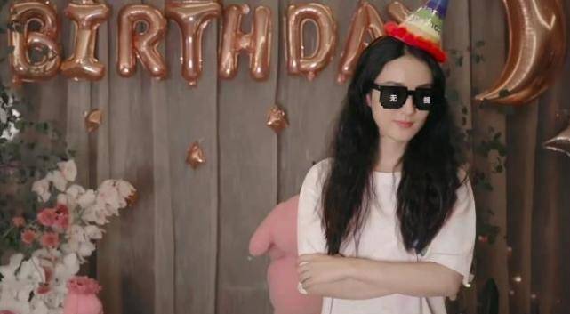 原创赵丽颖庆生画面鲜花围绕气氛好颖宝比v甜笑收工状态真实