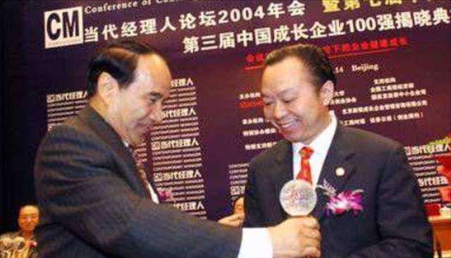 村民凑70块供他创业,赚百亿后开直升机回村,给村民发千万红包_郑大