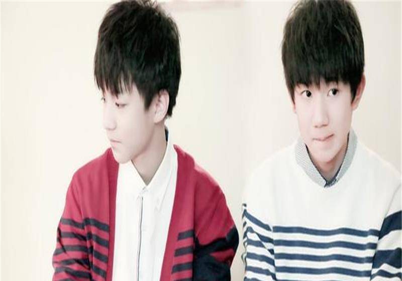 原创王俊凯王源同台出席活动一前一后走红毯粉丝表示激动不已