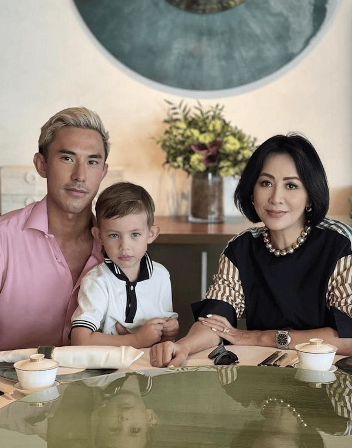 刘嘉玲在豪宅招待众好友和艺术家穿网纹装优雅妩媚邓永锵儿子携丈夫