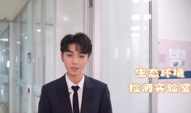 原创王俊凯再宣新身份到最高人民检察院学习新发型西装领带好气派