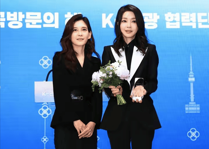 原创三星长公主李富真优雅亮相白色西装展霸气女总裁风范